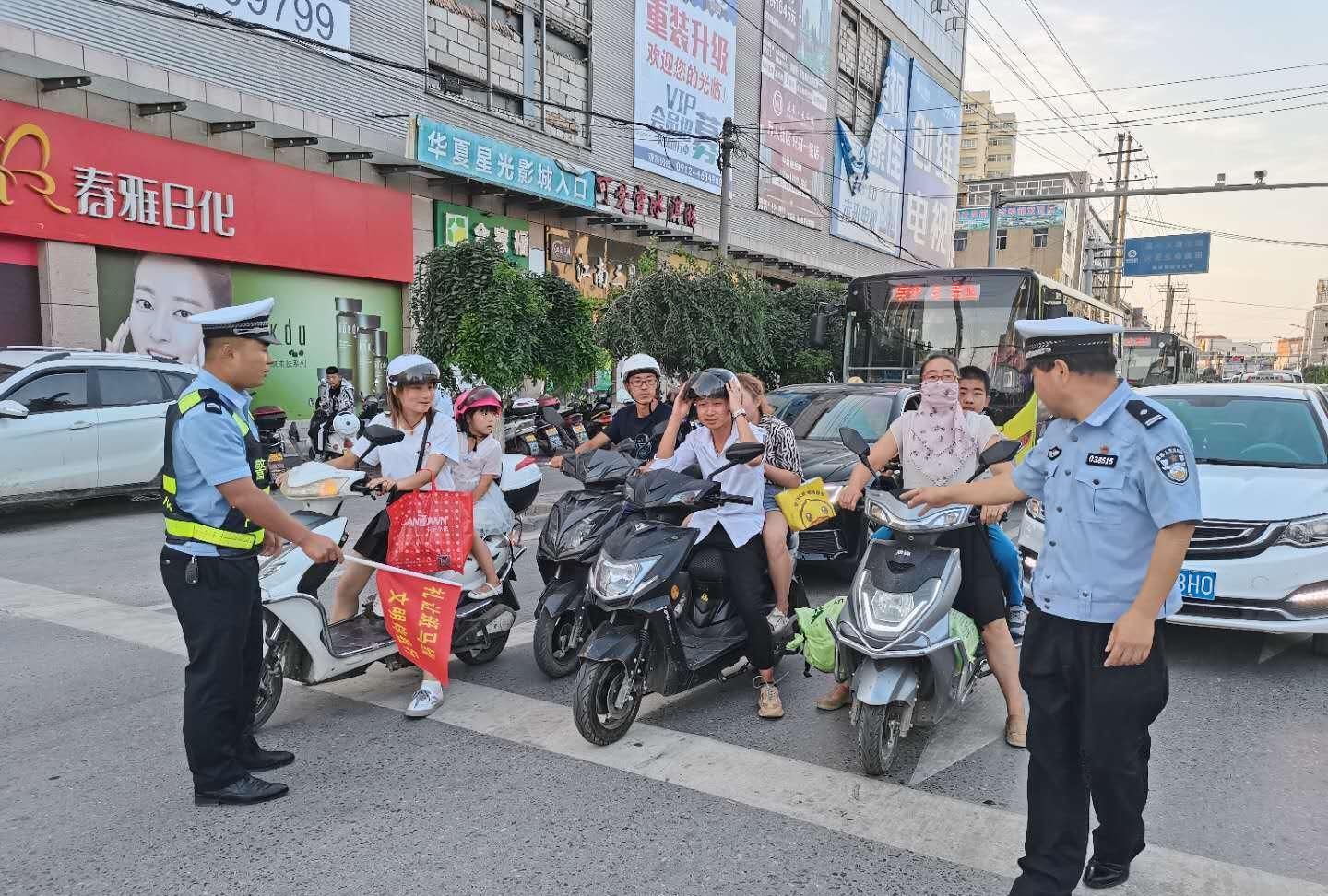 文明一|靖边交警街头开展“车让人 人守规”交通安全宣传劝导活动