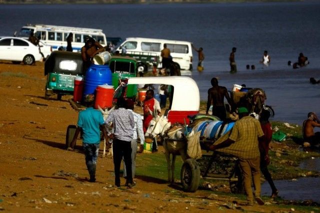 苏丹局势|大批平民逃离苏丹首都 177名遭扣埃及军人回国