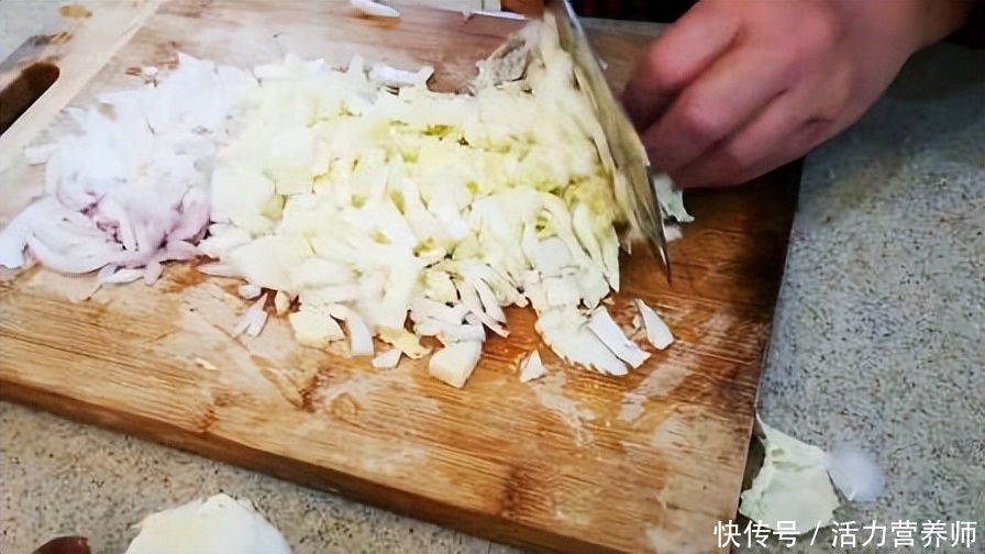 这4种食物会让你的肝脏不堪重负(注意身边这2种生活用具，很可能会威胁你的肝脏健康，小心为上)