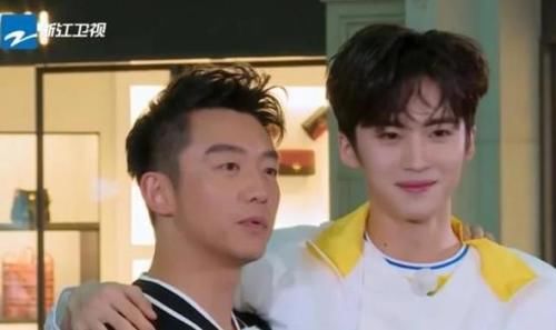  熟练|男嘉宾涂口红，郑恺相当熟练，小沈阳不忍直视，他却是全场最美！