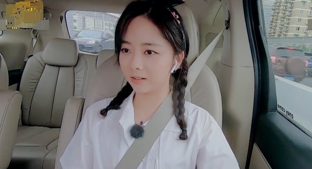  剧情|谭松韵冒雨重返节目组，谁注意张新成下意识反应？怕是偶像剧情