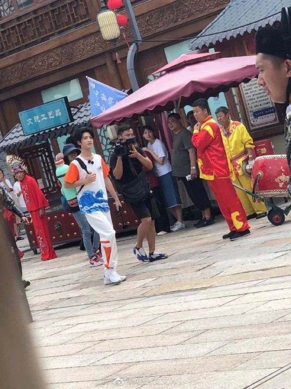  元气|元气满满的哥哥今天在青岛即墨古城录制！杨洋陈学冬超帅