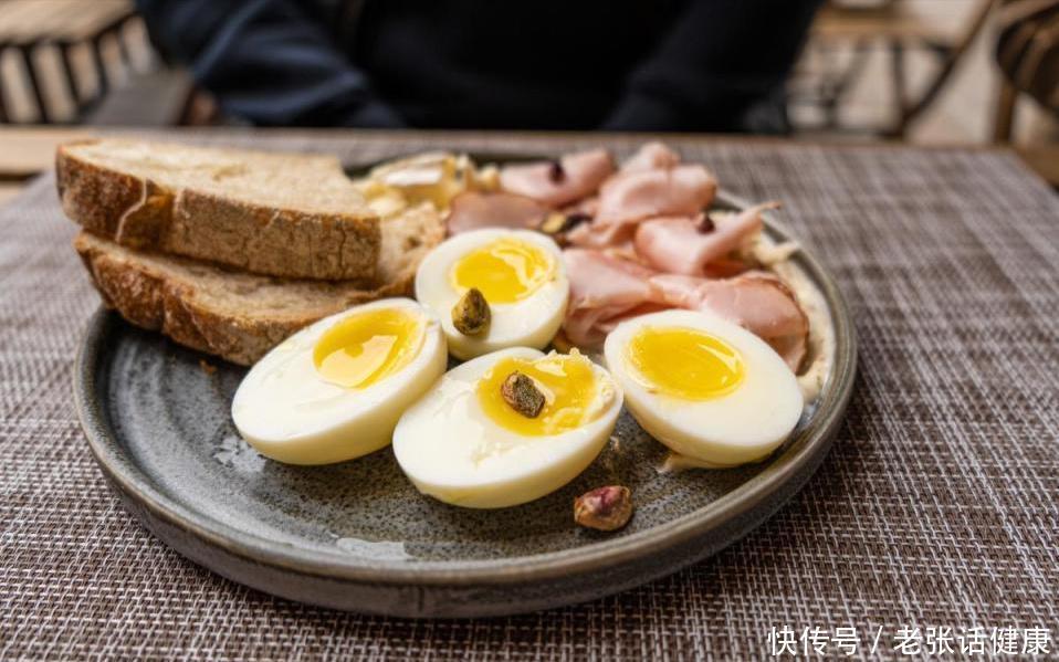 老人吃什么粥提高免疫力(建议中老年人：早餐别光吃馒头和稀饭，多吃三样食物，增强免疫力)