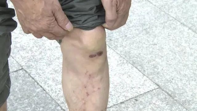  殴打|广西一男子殴打小区保安半小时，叫嚣“我爸是公安局副局长”？警方通报