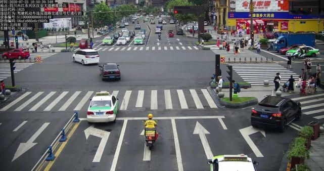 栖霞路北|都“跑”不脱！车辆违法，行人闯红灯……今天全曝光——