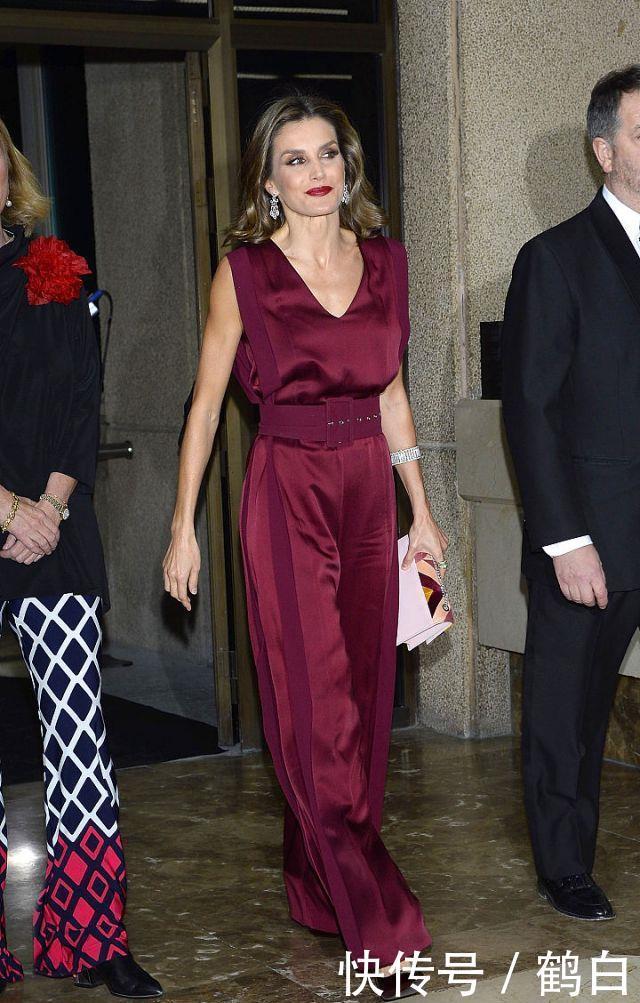  连体|西班牙王后穿连体裤亮相，端庄气质又时髦，唯独花纹太像老年装