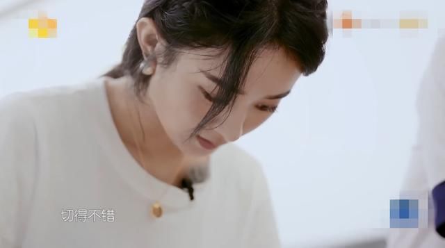  得干干净净|《中餐厅4》赵丽颖首秀刀工，看到她的手，这细节也太圈粉了