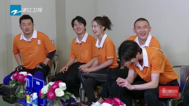  领口|《奔跑吧》李沁嫌衣服领口太大，谁注意到她的救场方式？难怪会火