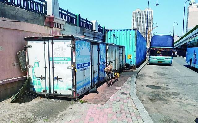  通行|哈尔滨市铁路街人行道变“仓库”附近居民通行不便