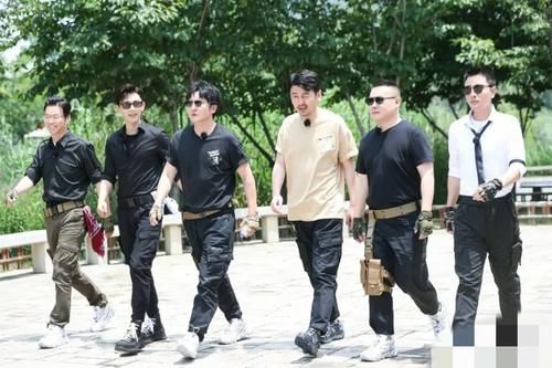  留言|《极挑》收官：邓伦发动态晒合照，文案不是重点，评论区留言亮了