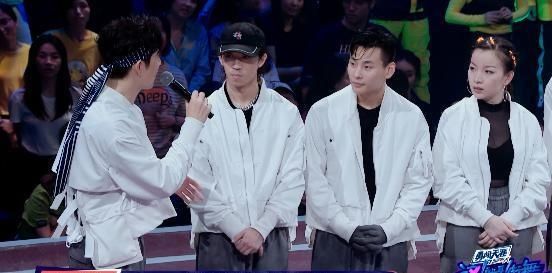  删减|王一博战队水舞台险胜，钟汉良删减技巧动作，导演忽略安全因素