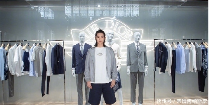  品牌|于适着灰色飞行员夹克潇洒帅气出席某品牌精品店开幕酒会