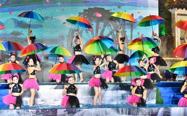  节活动现场|张家界首届地缝旅游文化节暨张家界第三届温泉泼水节开幕