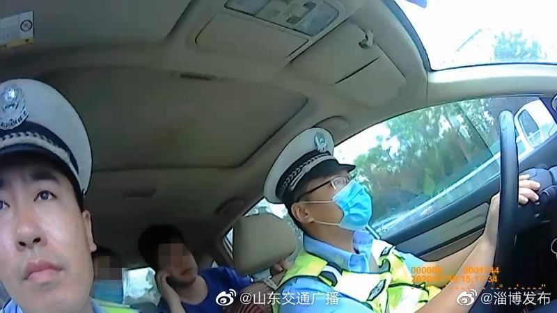  取回|高考最后一天淄博两名考生忘带证件交警争分夺秒帮忙取回
