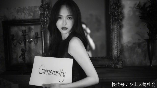 喜欢|唐嫣晒女儿喜欢的玩偶，在淡黄色花床单的衬托下，“宝贝”超萌