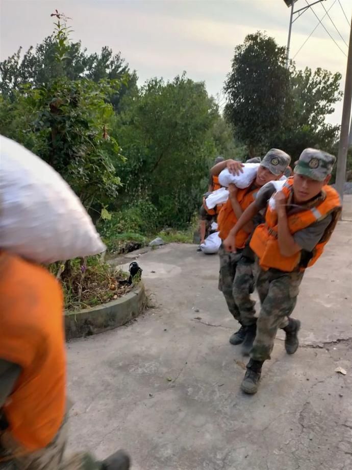  勇士|这，就是抗洪勇士们的肩膀，坚如铁、硬如钢！