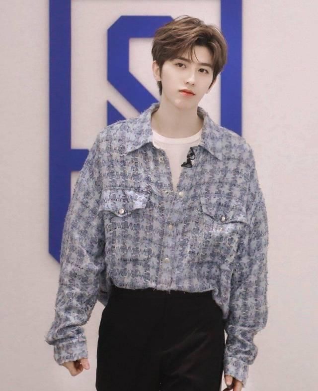  清爽|蔡徐坤升级做导师，7000块女款衬衫清爽帅气，踩黑皮鞋终于变成熟