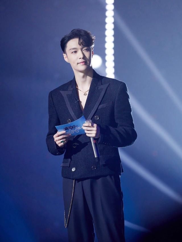  卖力|莲龙出海张艺兴，雨中飞跃王一博，爆衣卖力水舞台，引爆热点！