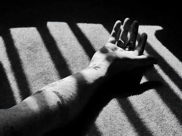 朋友|男子中奖260万与朋友分钱产生矛盾，7岁儿子惨遭绑架杀害