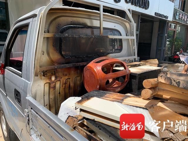  红绿灯|海口一小货车等红绿灯时突然起火 幸无伤亡