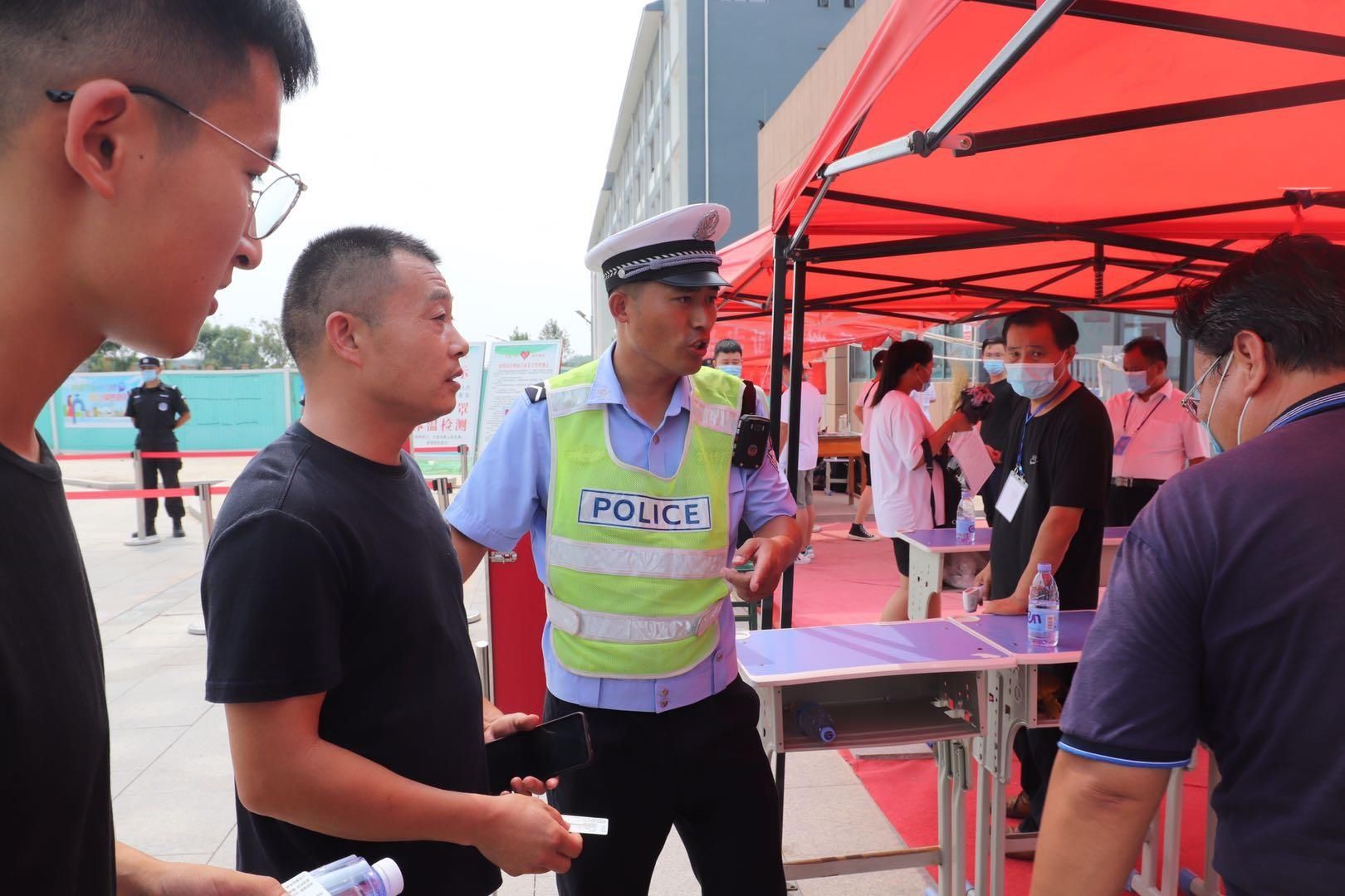  身份证|视频︱入场时才发现身份证丢失！交警一路疾驰一路汗水