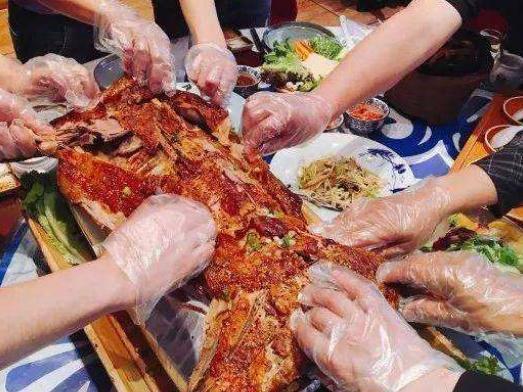 烤全羊|朋友请吃烤全羊,却只点了一份,原本以为小气,菜上后“傻眼”了