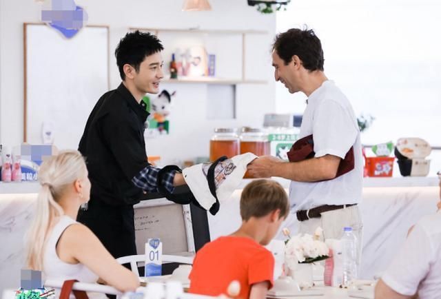  救场|赵丽颖英语不好让黄晓明点菜，李浩菲堪称教科书式救场