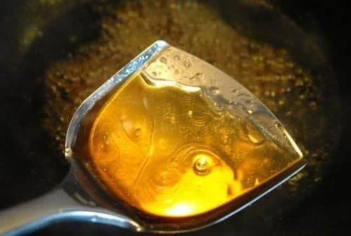 保证|炒糖色容易发苦?大厨:先后加两次水,保证色泽漂亮,不发苦