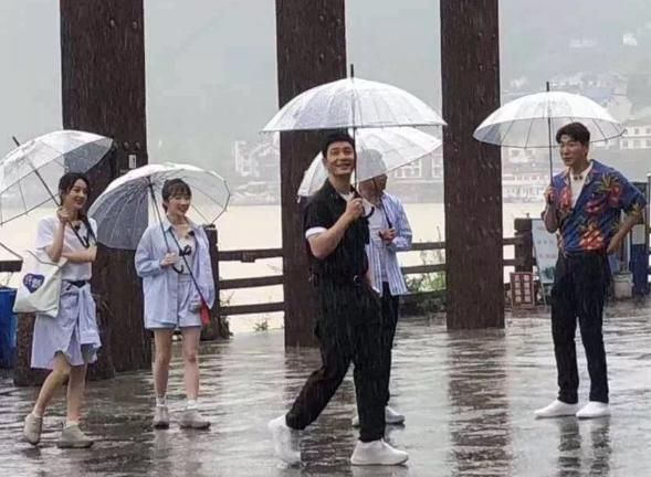  加盟|赵丽颖加盟《中餐厅》，得知她在店里的职务，真替她捏把汗