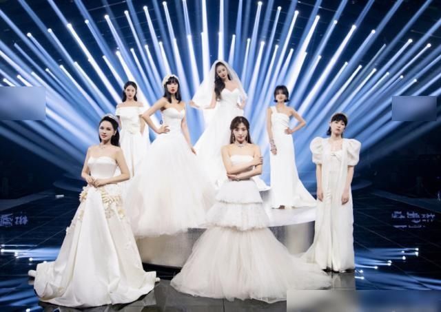  浪姐|《浪姐》总决赛，李斯丹妮团花式拉票，看清举起手的动作后很暖心