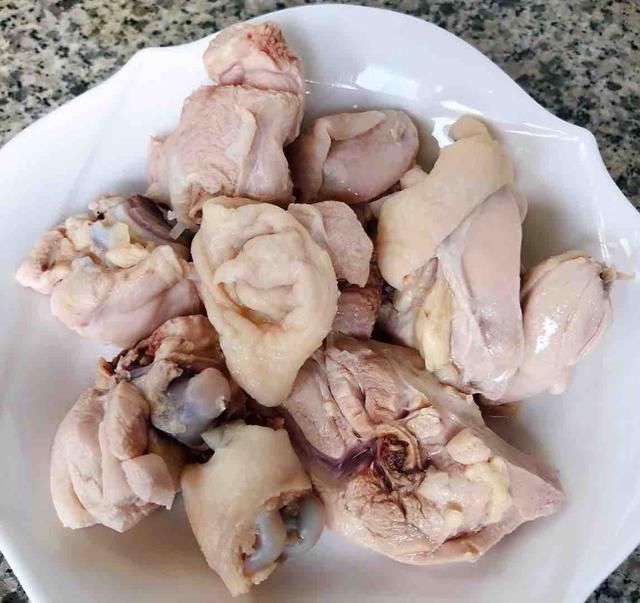  鸡肉|炖鸡时，千万不要直接焯水！教您1个妙招，鸡肉嫩滑，汤汁香浓