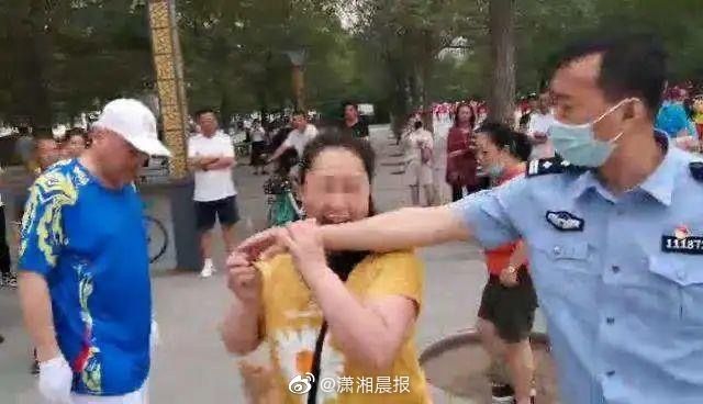 拴绳|刑拘！沈阳女子遛狗不拴绳还咬伤民警（人咬的）