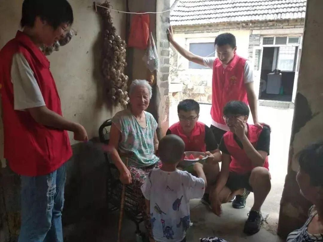 温暖|这就是文明乳山 | 一抹“志愿红” 温暖一座城