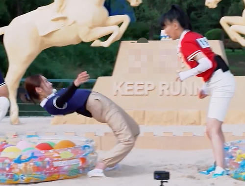 PK|孟美岐与黄龄PK,黄龄把她摔倒的那刻,看出真实基本功