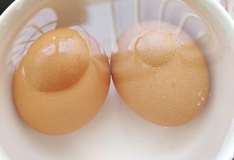  煮鸡蛋的小|煮鸡蛋时，别直接就下锅，老师傅分享3个小技巧，鸡蛋嫩滑易剥壳