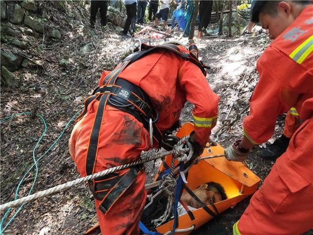  洞口|工人意外坠入洞底，消防展开生死营救