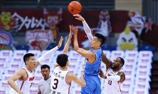 国家队|场场比赛喷裁判！放着外援不用，揪着赵睿不放，这还执教国家队？