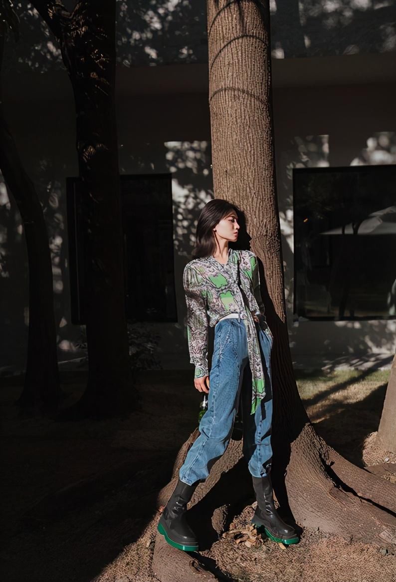 流行|马丁靴已经过时了，入秋后这3双鞋子正流行，舒适时髦又显腿长