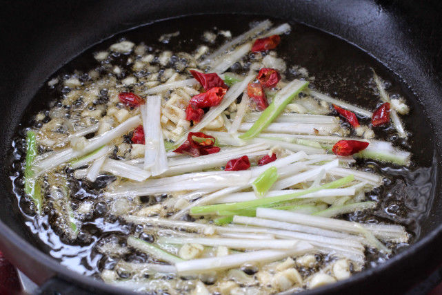 得嗦|三伏天就馋这面食,香辣劲道实在太好吃了,每次都得嗦上两大碗!