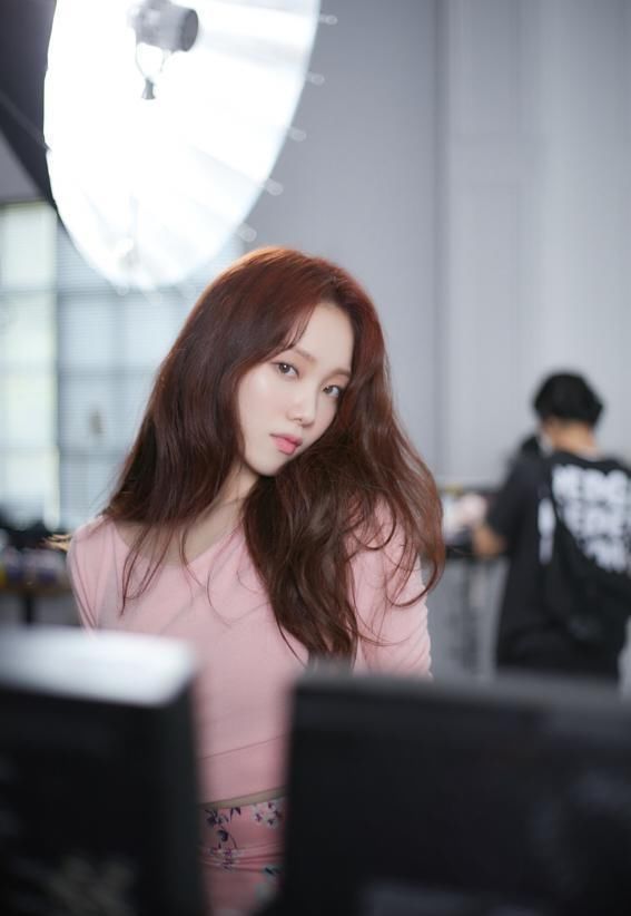 粉色|李圣经太扛“老”，30岁还拥有牛奶肌，红棕发色配粉色穿搭好少女