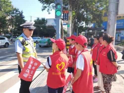 城市道路|把课堂选在城市道路上，王益交警体验式教学给孩子们上好开学第一课