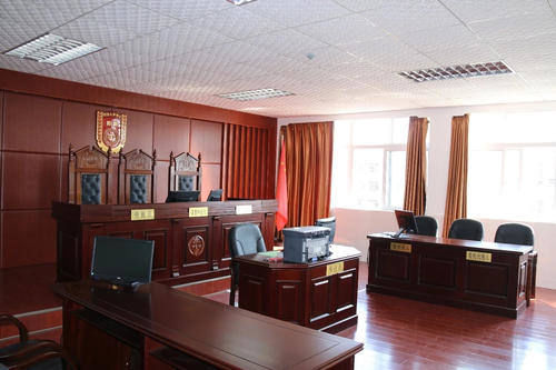  猛追|大妈在路上“捡”了个纸箱，失主猛追结果发生车祸，大妈赔偿三十多万