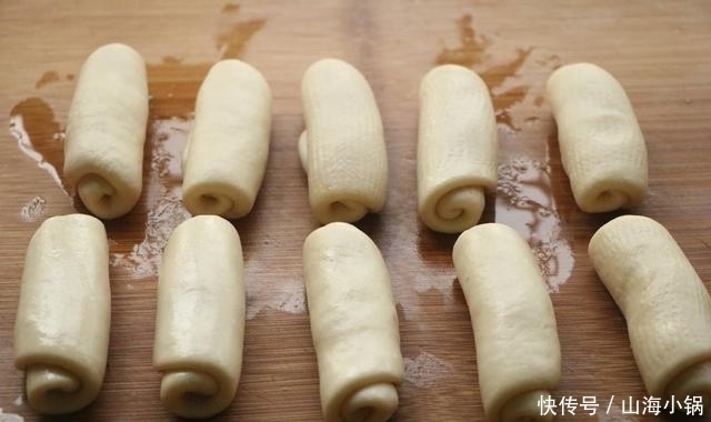 食材|家里有面粉试试新做法,层次多又酥脆,食材简单,做法一看就会