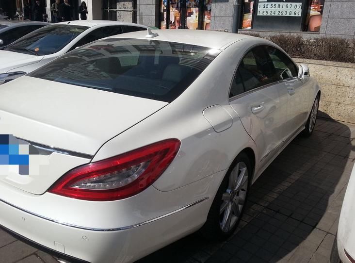  奔驰|奔驰老实停车，回来车身挂一瓶汽水，看完留言，车主不知是笑是哭