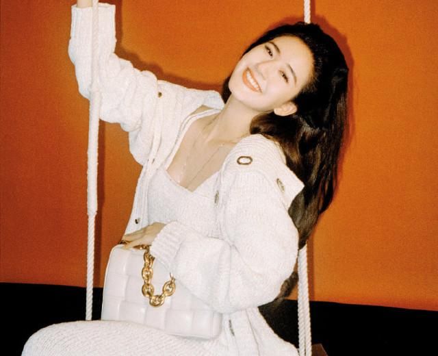  三千鸦杀＂,＂fkws＂:＂青年|赵露思气质好高级，涂蓝色眼影穿灯笼袖毛衣，小露香肩优雅大气