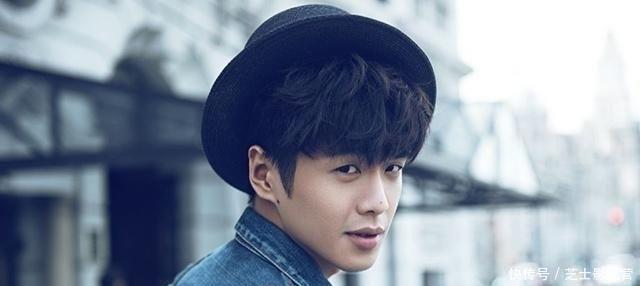 白敬亭|继王嘉尔白敬亭魏大勋后,何炅又开始捧这位男星,芒果综艺轮番上