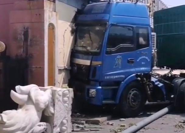 民宅|大货撞上公交 险些冲进民宅