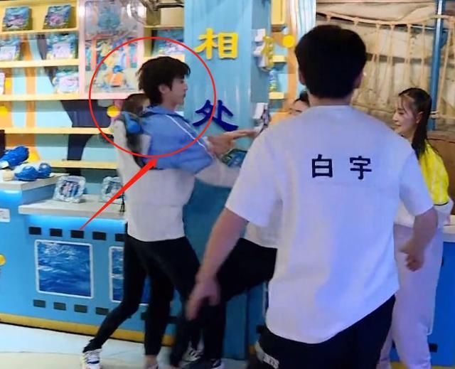  郑恺名牌|郑恺秒撕蔡徐坤名牌，蔡徐坤下一秒的行为，暴露出人品