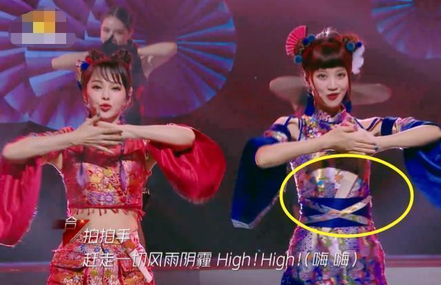 别人|别人扇子都粘在腰上,谁看见蓝盈莹扇子咋放的?难怪敢跳大动作