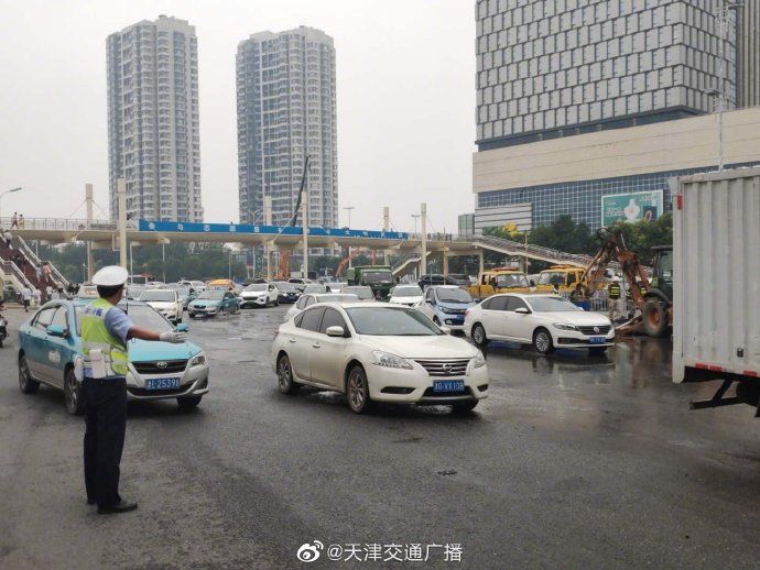 爆裂|天津 津滨大道上发生自来水大量跑冒 爆裂水管直径为400毫米